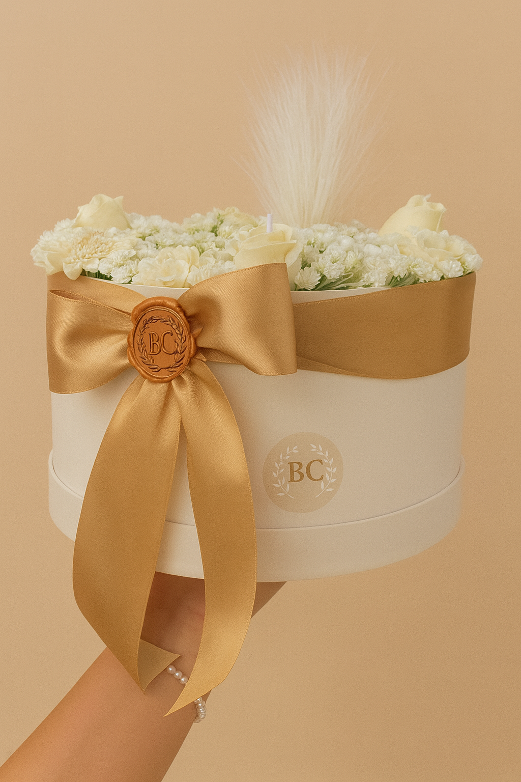 ⚜️ Caixa Elegante de Flores com Fita Dourada