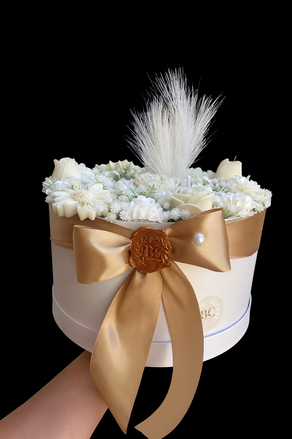 ⚜️ Caixa Elegante de Flores com Fita Dourada