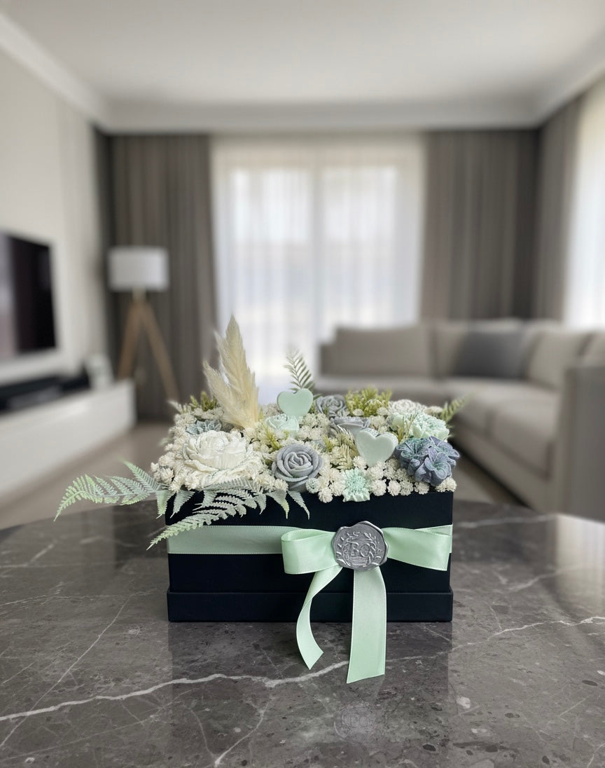 ✨ Caixa Elegance Premium - Arranjo Floral em Cera com Detalhes Mint