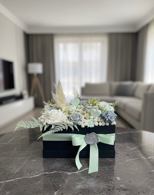 ✨ Caixa Elegance Premium - Arranjo Floral em Cera com Detalhes Mint