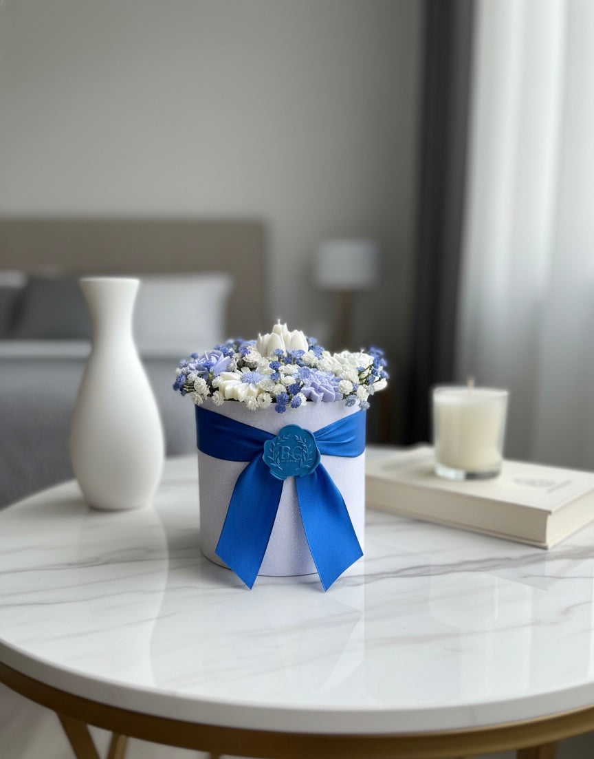 💙 Caixa Royal Blue Holográfica - Arranjo Floral em Cera Edição Luxo