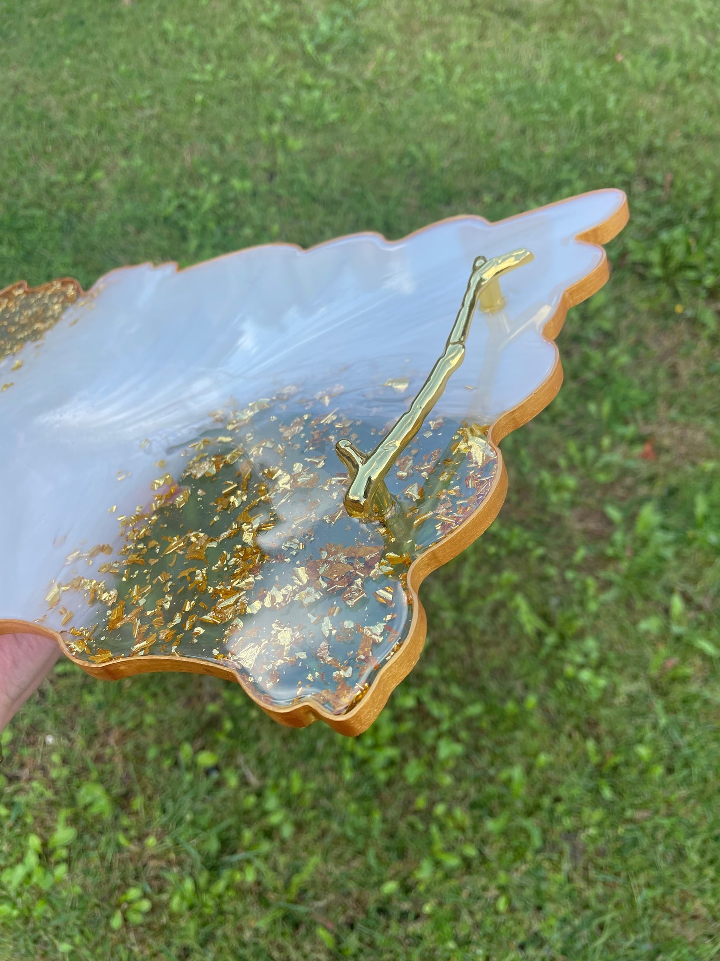 🔱 Tabuleiro Elegante em Resina com Pegas Douradas